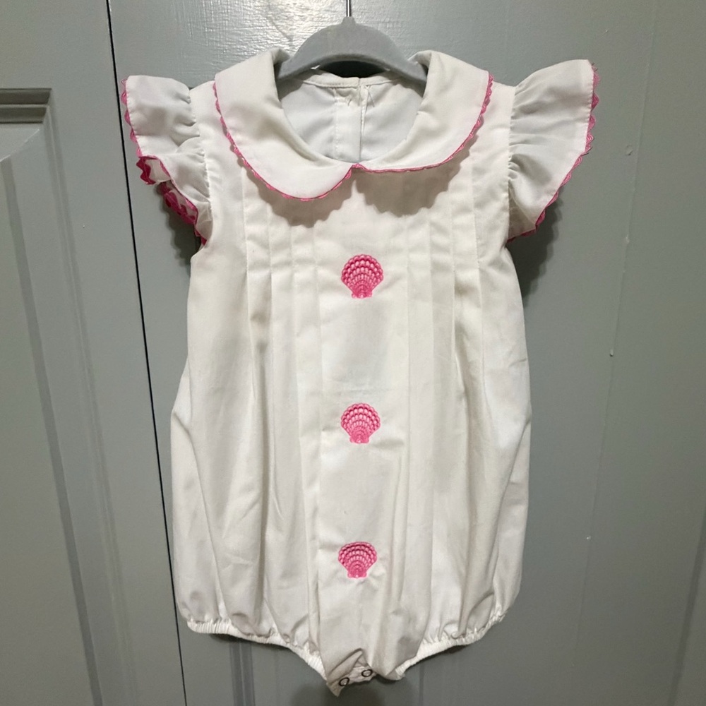 White pleated bubble with pink shell detail
